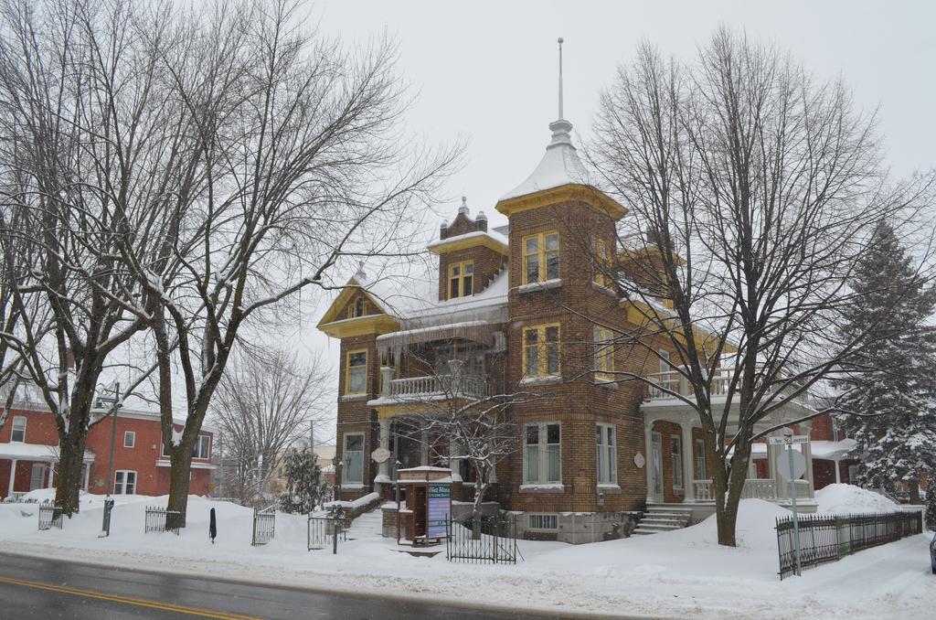 Le 100 St-Laurent Louiseville Exterior foto